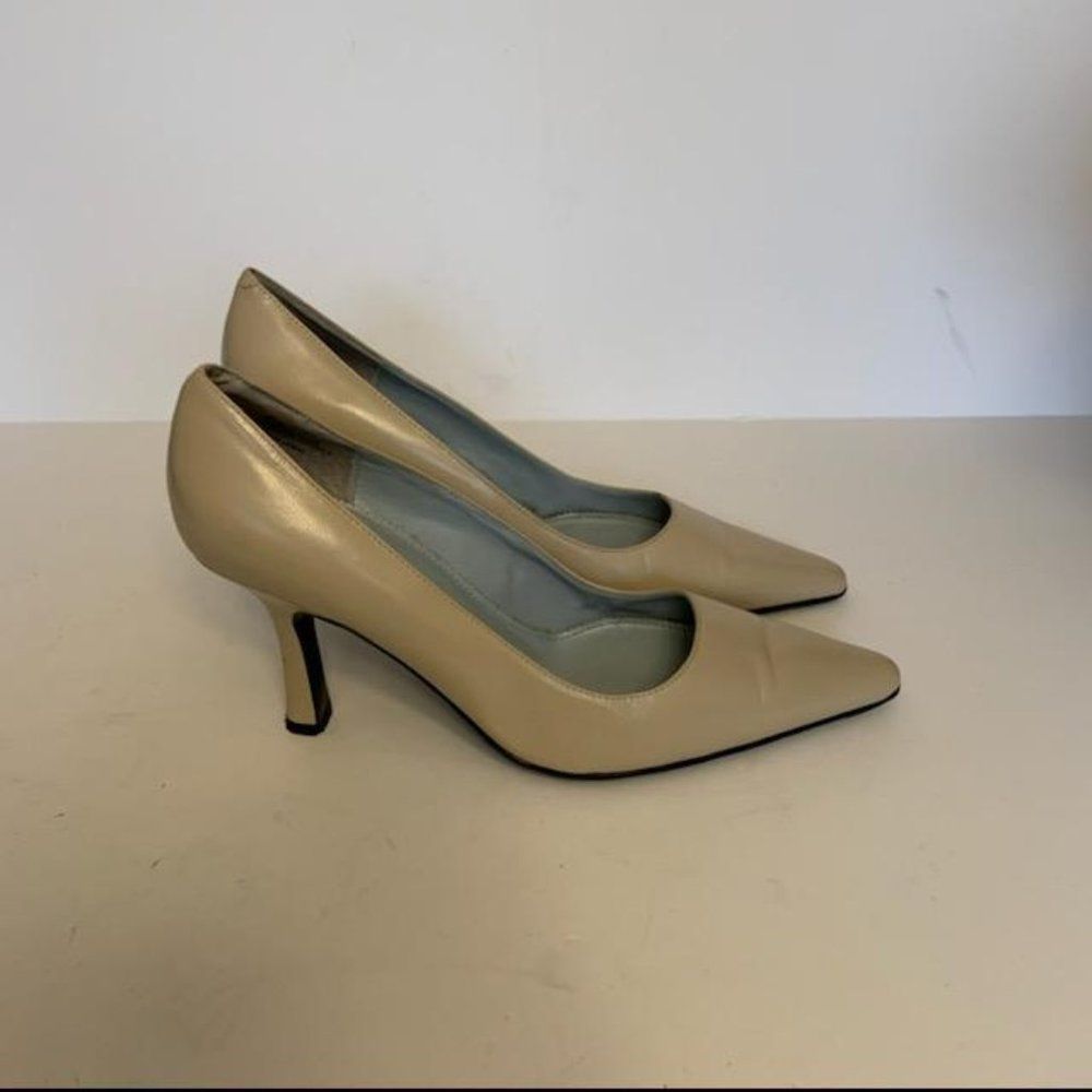 Etienne Aigner Cream Closed Toe Pumps 8M - Picture 8 of 11